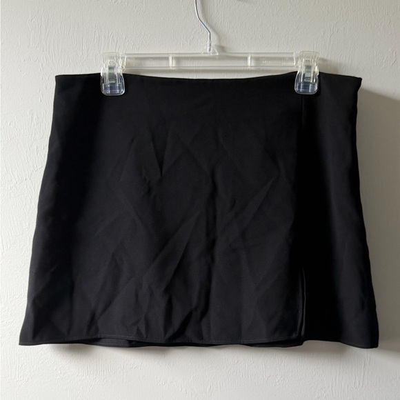 🆕 ZARA Black Mini Skirt with Slit Size XL - Picture 3 of 14